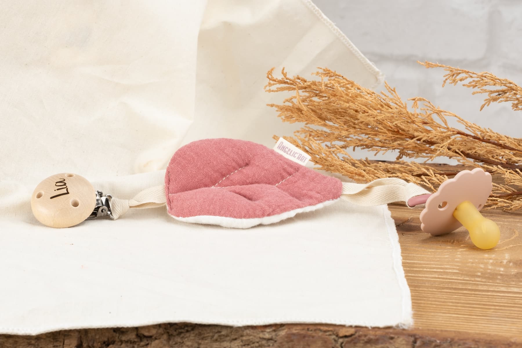 Schnullerhalter aus Musselin, Blatt aus Musselinstoff/Baumwolle mit Befestigung für Nuckis mit Gravur (Altrosa)
