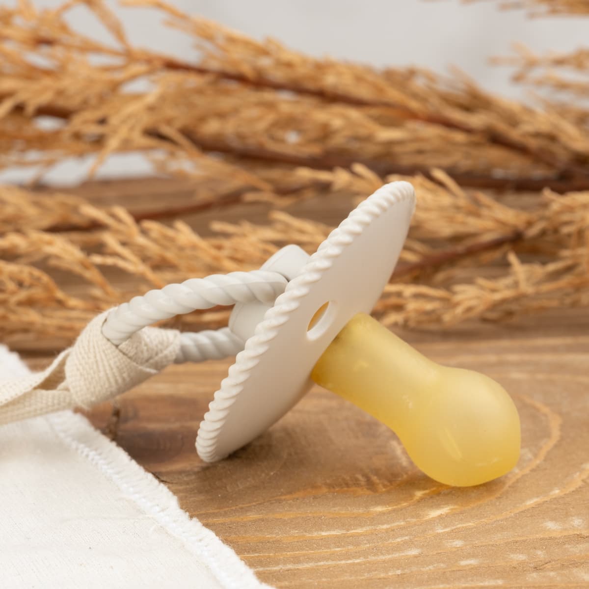 Schnullerhalter aus Musselin, Blatt aus Musselinstoff/Baumwolle mit Befestigung für Nuckis mit Gravur (Natur)