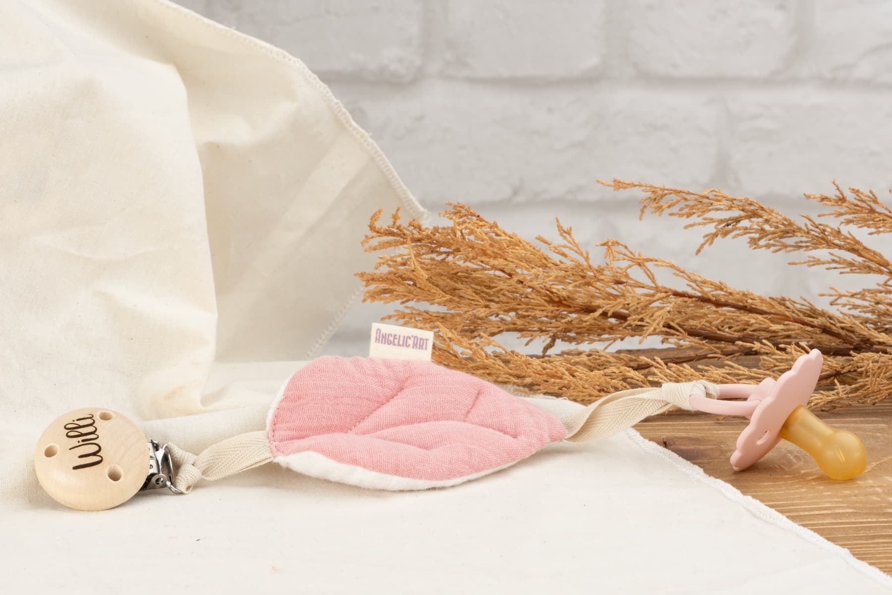 Schnullerhalter aus Musselin Blatt aus Musselinstoff/Baumwolle mit Befestigung für Nuckis mit Gravur (Rosa)