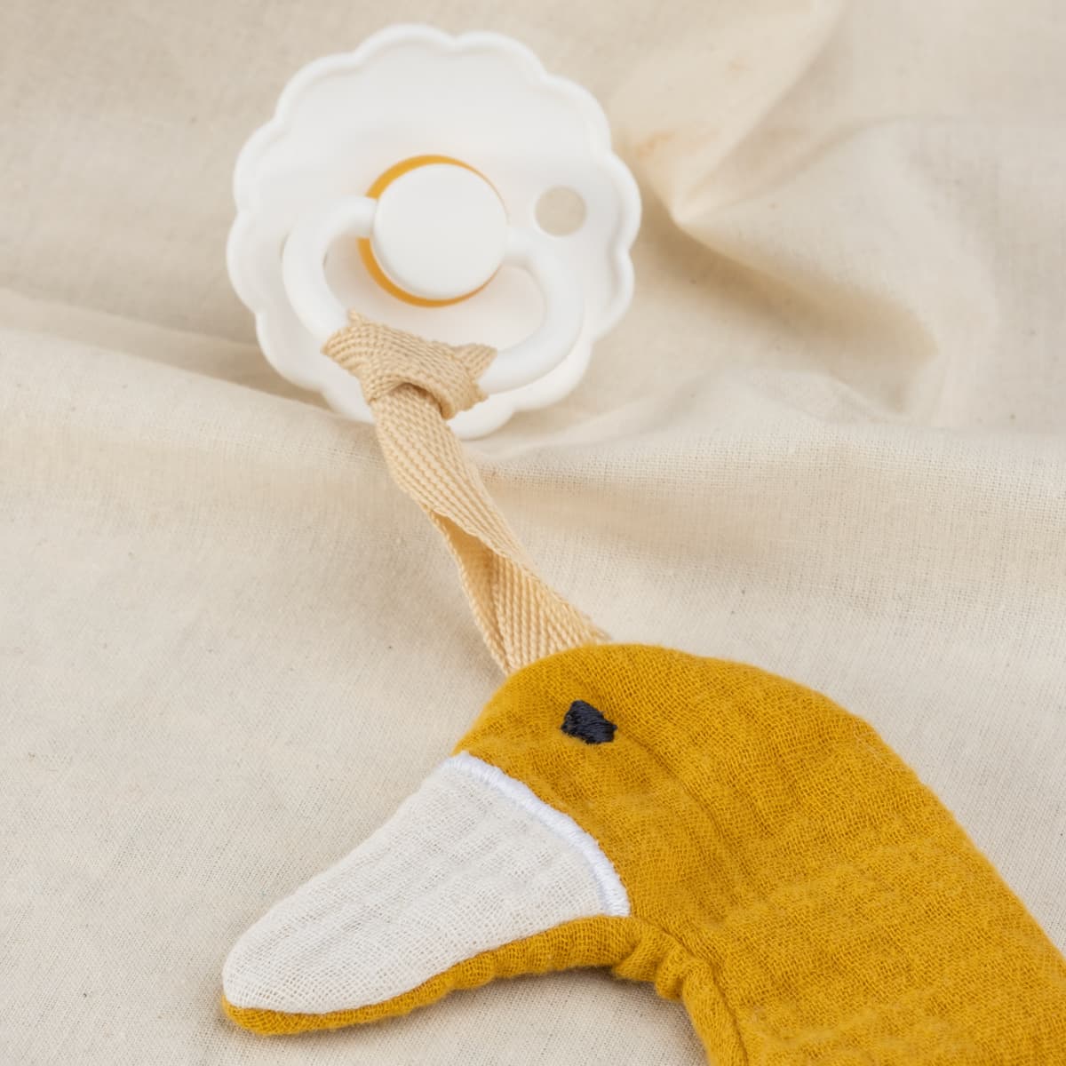 Nuckelkette aus Musselin, Anhänger für Nuckelkette personalisiert mit Wunschnamen, Motiven Ente und Reh. Für Babys, Jungs, Mädchen. (Senfgelb Ente)