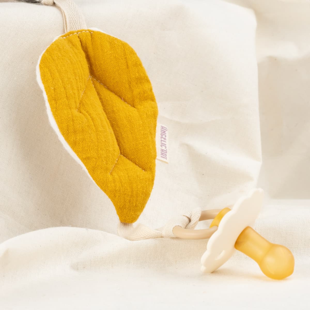 Schnullerhalter aus Musselin, Blatt aus Musselinstoff/Baumwolle mit Befestigung für Nuckis mit Gravur (Senfgelb)