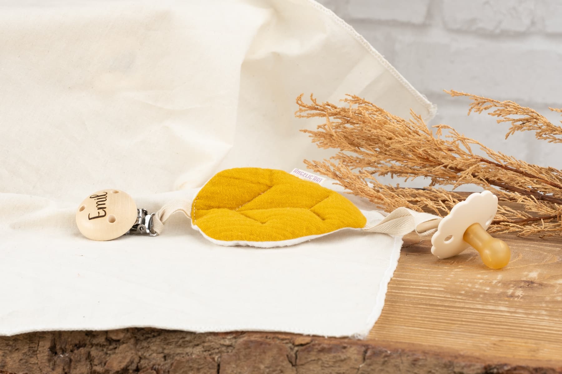 Schnullerhalter aus Musselin, Blatt aus Musselinstoff/Baumwolle mit Befestigung für Nuckis mit Gravur (Senfgelb)