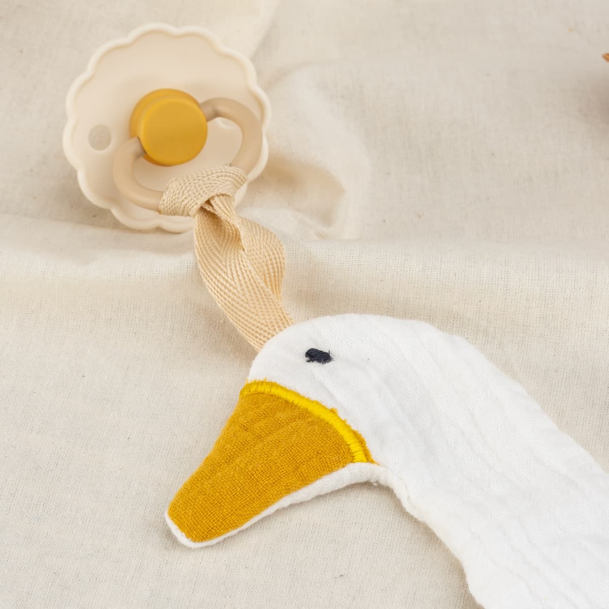 Nuckelkette aus Musselin, Anhänger für Nuckelkette personalisiert mit Wunschnamen, Motiven Ente und Reh. Für Babys, Jungs, Mädchen. (Weiß Ente)